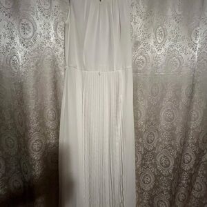 Elegant White Sleeveless Dress